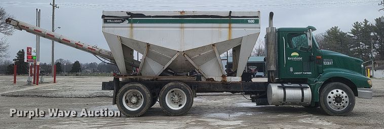 image for item DQ3868 2000 International 9100i fertilizer delivery truck