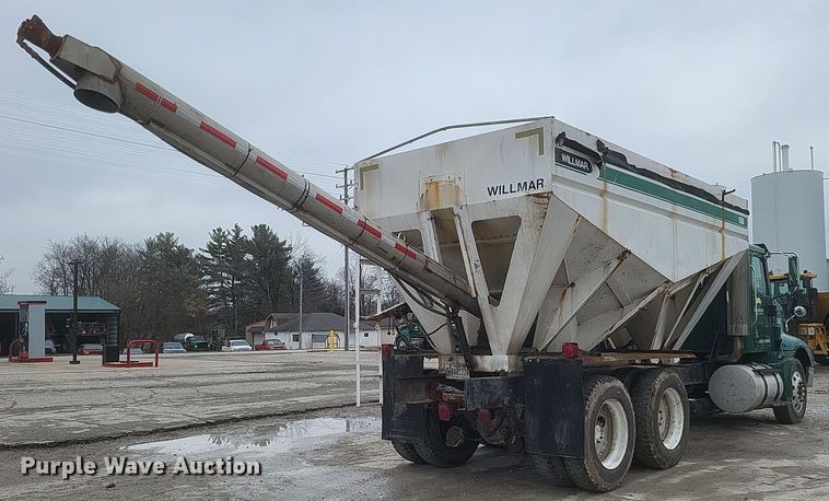 image for item DQ3868 2000 International 9100i fertilizer delivery truck