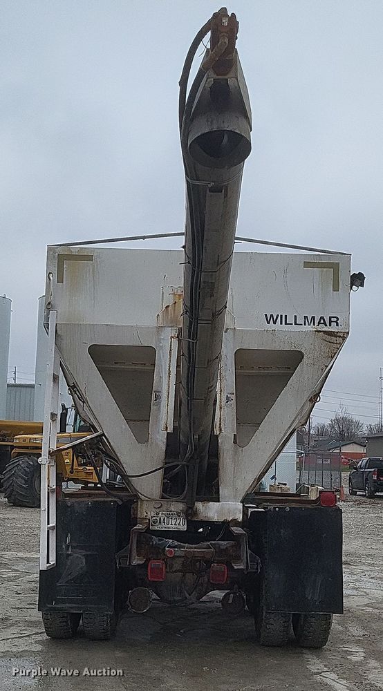 image for item DQ3868 2000 International 9100i fertilizer delivery truck