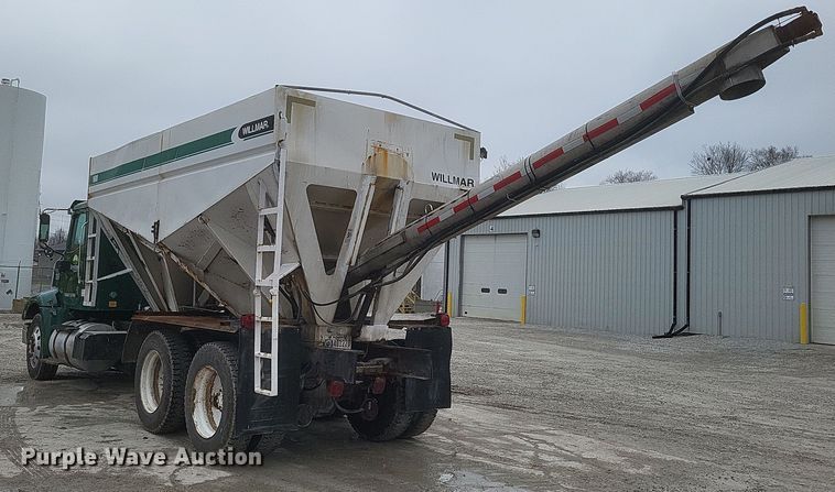 image for item DQ3868 2000 International 9100i fertilizer delivery truck