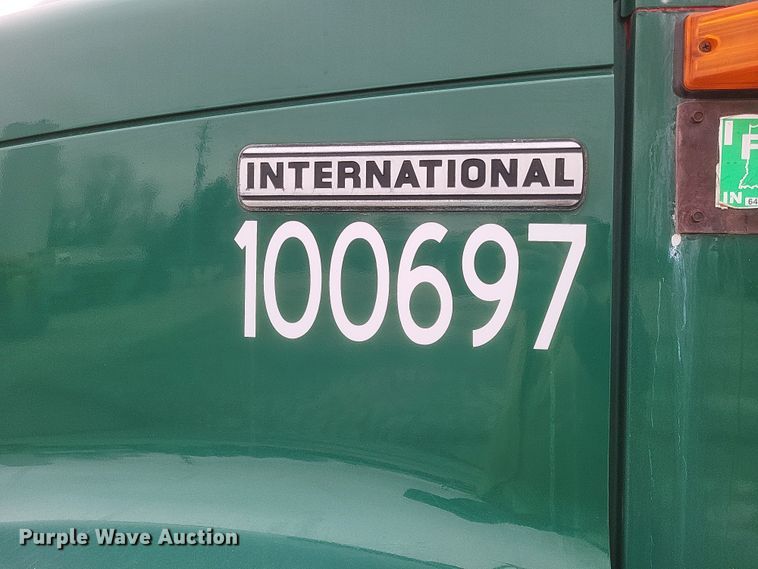 image for item DQ3868 2000 International 9100i fertilizer delivery truck