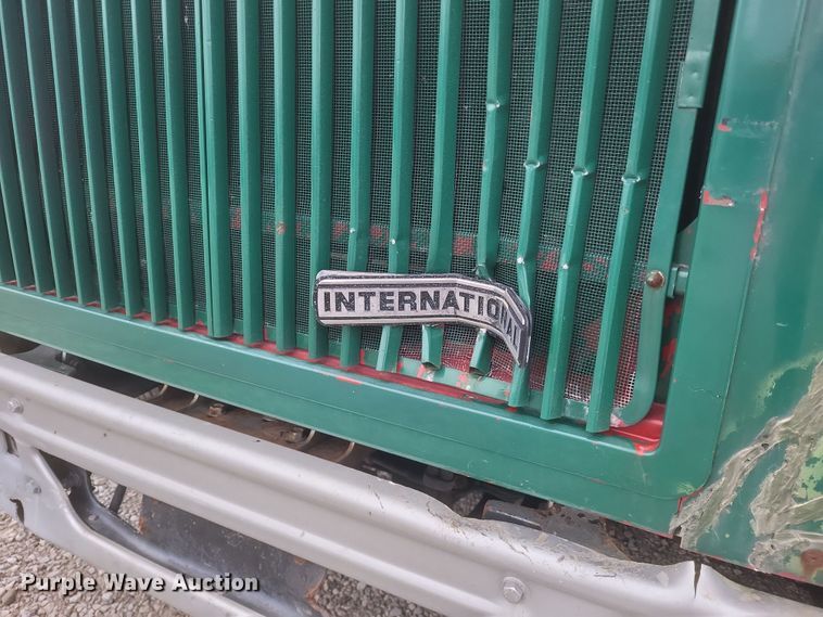 image for item DQ3868 2000 International 9100i fertilizer delivery truck