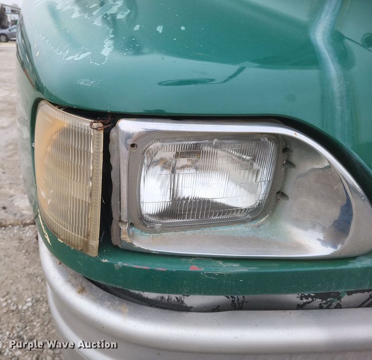 image for item DQ3868 2000 International 9100i fertilizer delivery truck