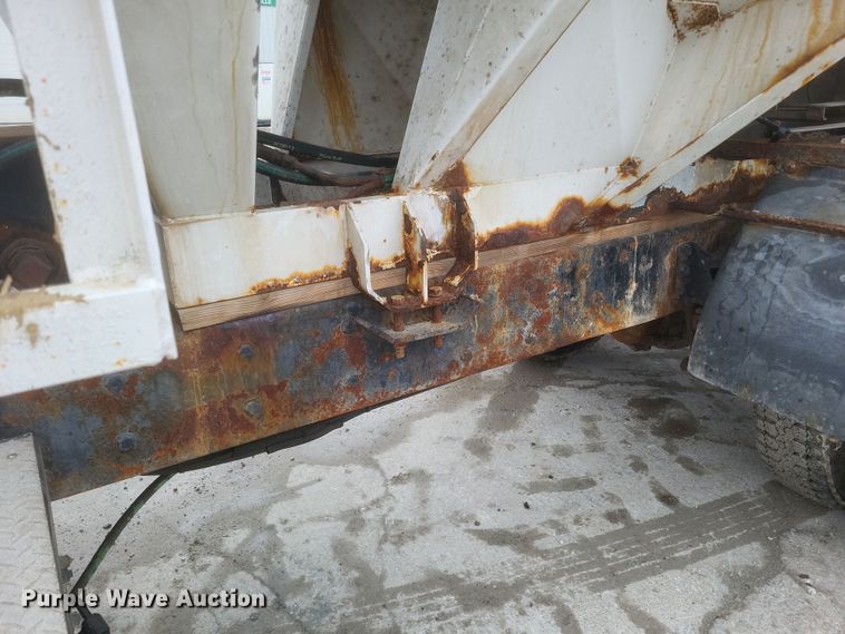 image for item DQ3868 2000 International 9100i fertilizer delivery truck