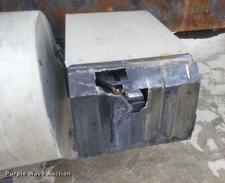 image for item DQ3868 2000 International 9100i fertilizer delivery truck