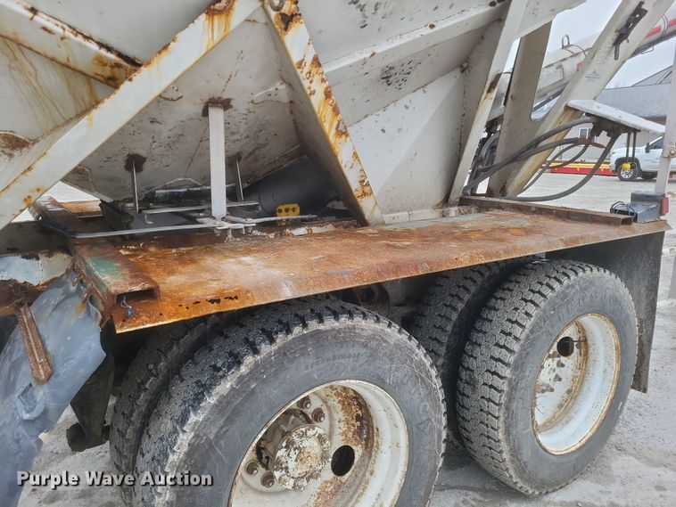 image for item DQ3868 2000 International 9100i fertilizer delivery truck