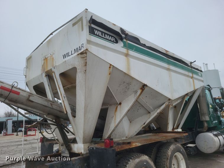 image for item DQ3868 2000 International 9100i fertilizer delivery truck