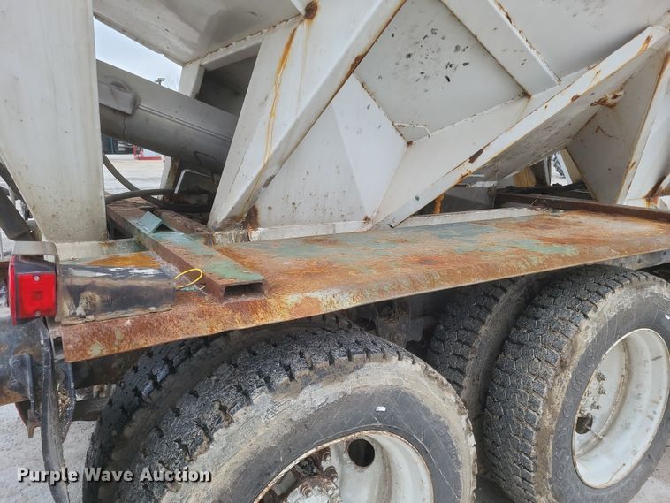 image for item DQ3868 2000 International 9100i fertilizer delivery truck