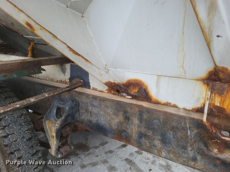 image for item DQ3868 2000 International 9100i fertilizer delivery truck