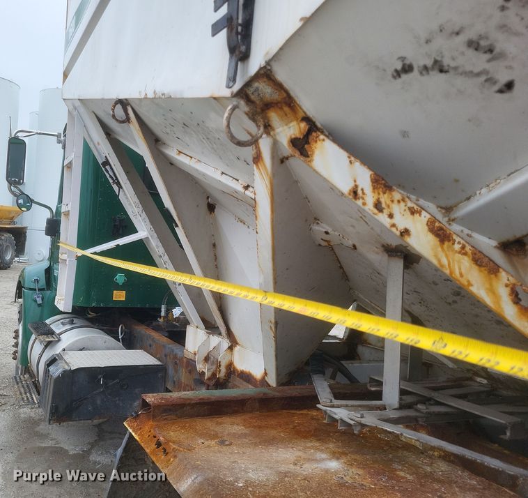 image for item DQ3868 2000 International 9100i fertilizer delivery truck