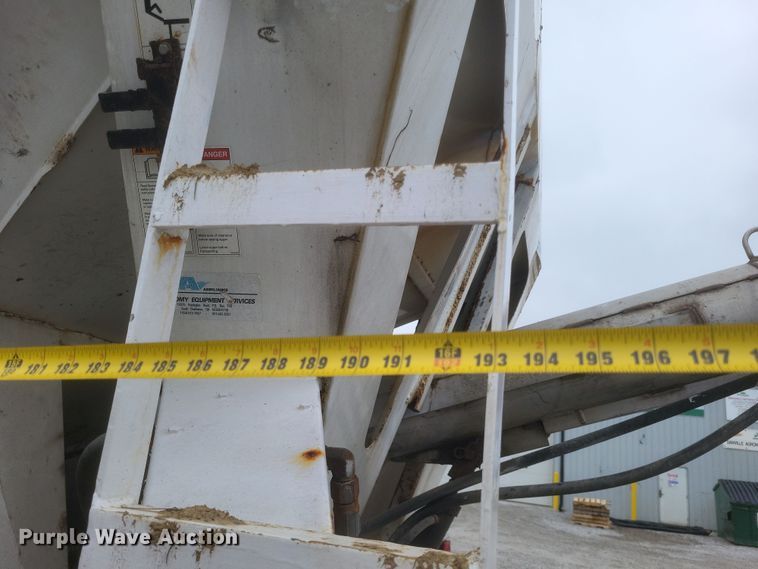 image for item DQ3868 2000 International 9100i fertilizer delivery truck