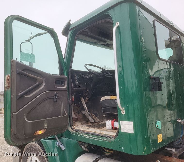 image for item DQ3868 2000 International 9100i fertilizer delivery truck