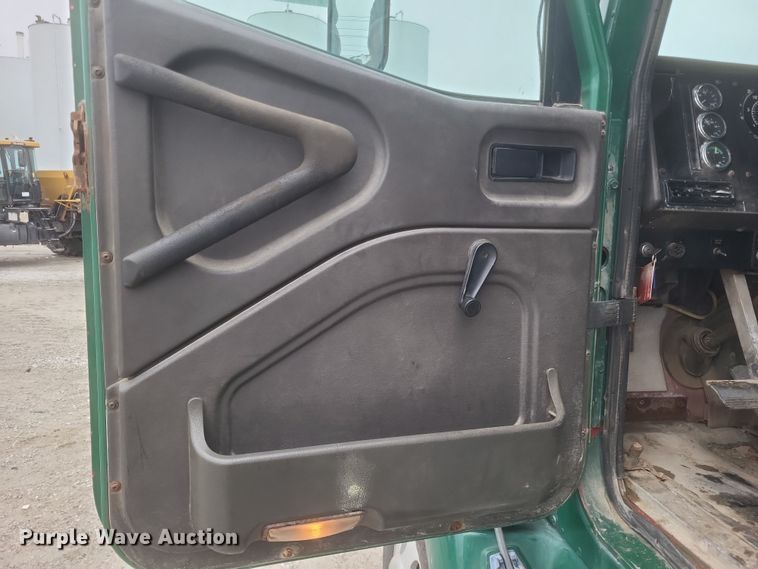 image for item DQ3868 2000 International 9100i fertilizer delivery truck