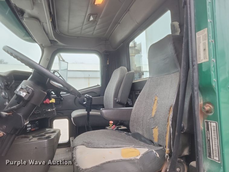 image for item DQ3868 2000 International 9100i fertilizer delivery truck