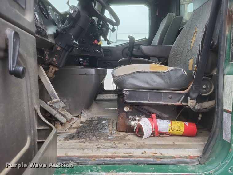 image for item DQ3868 2000 International 9100i fertilizer delivery truck