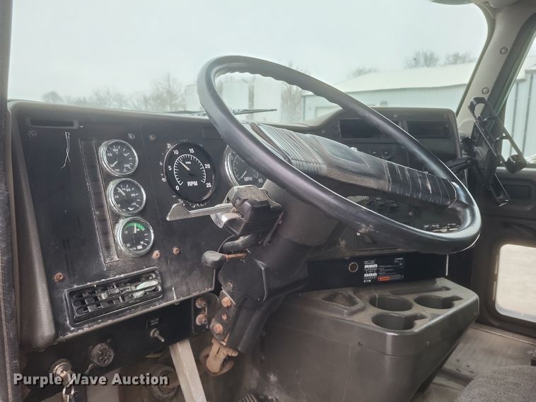 image for item DQ3868 2000 International 9100i fertilizer delivery truck