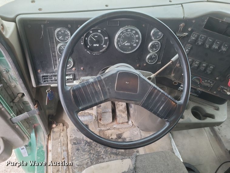 image for item DQ3868 2000 International 9100i fertilizer delivery truck