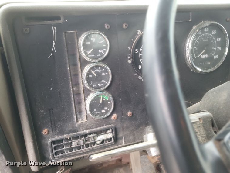 image for item DQ3868 2000 International 9100i fertilizer delivery truck