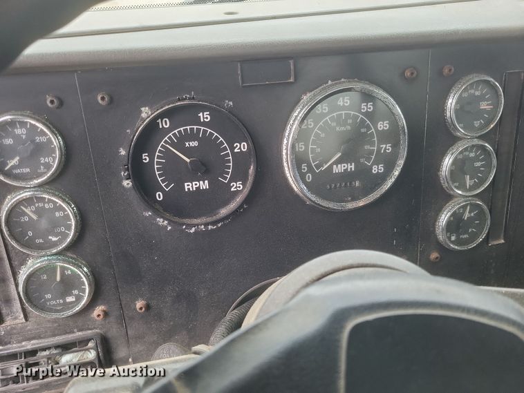 image for item DQ3868 2000 International 9100i fertilizer delivery truck