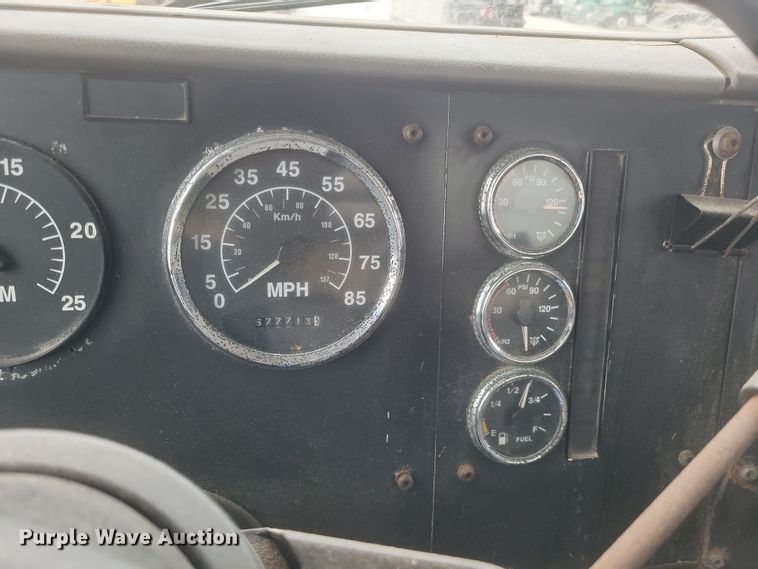 image for item DQ3868 2000 International 9100i fertilizer delivery truck