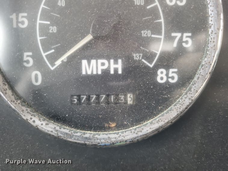 image for item DQ3868 2000 International 9100i fertilizer delivery truck