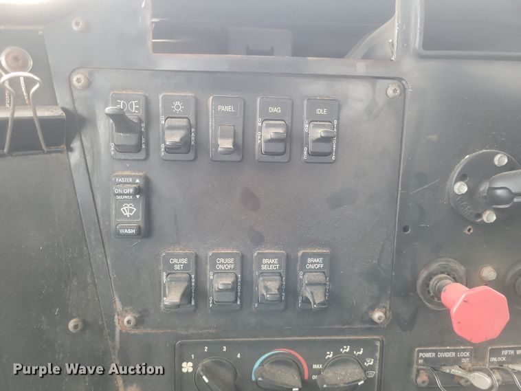 image for item DQ3868 2000 International 9100i fertilizer delivery truck