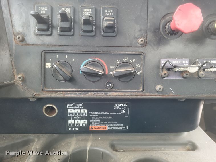 image for item DQ3868 2000 International 9100i fertilizer delivery truck