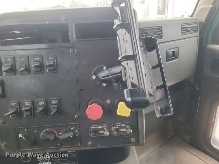 image for item DQ3868 2000 International 9100i fertilizer delivery truck