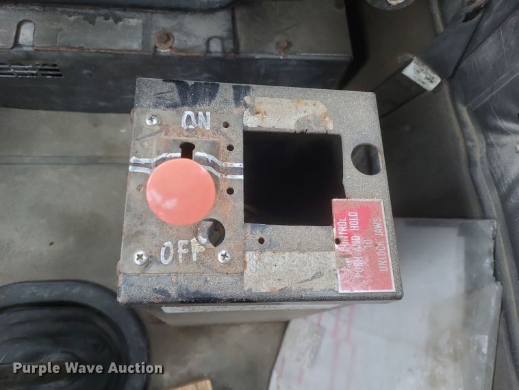 image for item DQ3868 2000 International 9100i fertilizer delivery truck