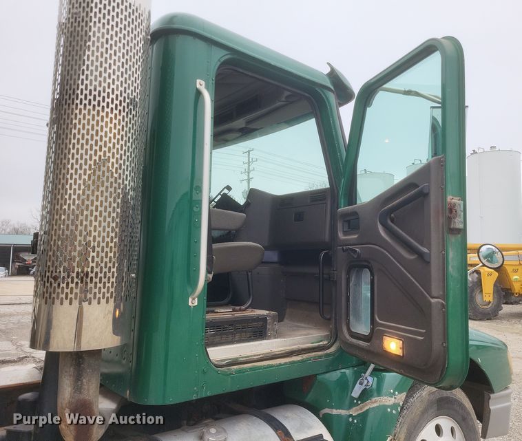 image for item DQ3868 2000 International 9100i fertilizer delivery truck