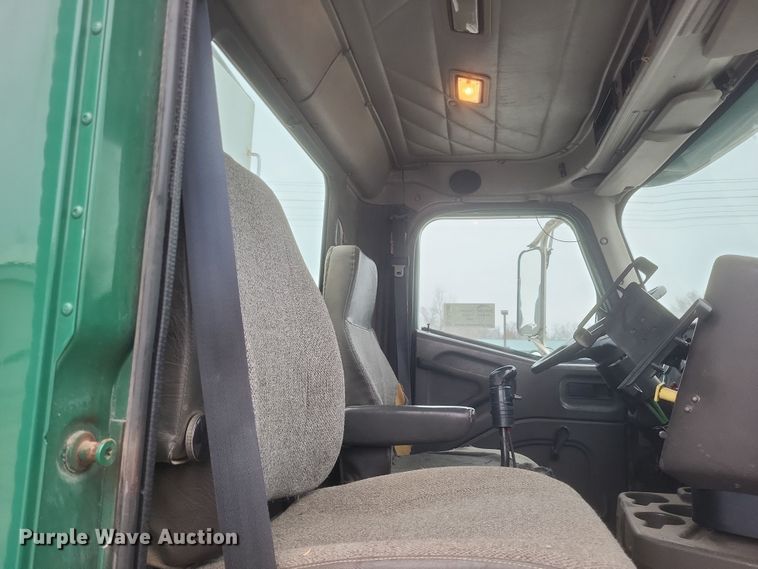 image for item DQ3868 2000 International 9100i fertilizer delivery truck