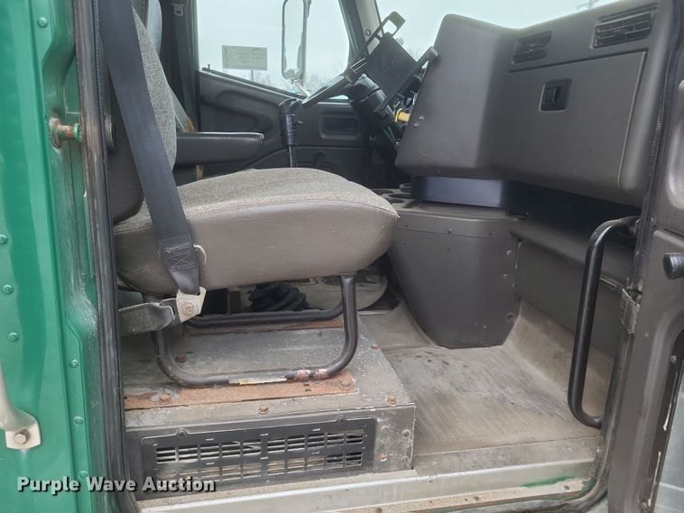 image for item DQ3868 2000 International 9100i fertilizer delivery truck