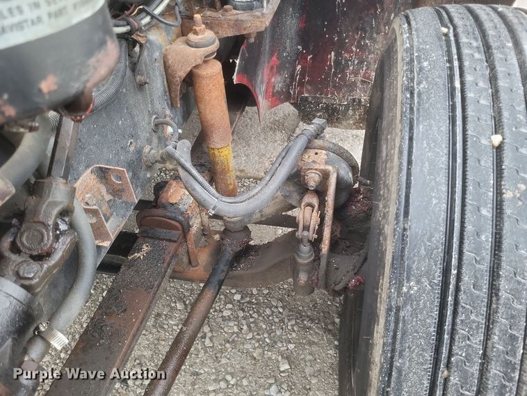 image for item DQ3868 2000 International 9100i fertilizer delivery truck