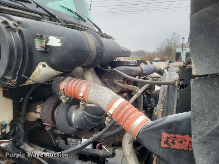 image for item DQ3868 2000 International 9100i fertilizer delivery truck