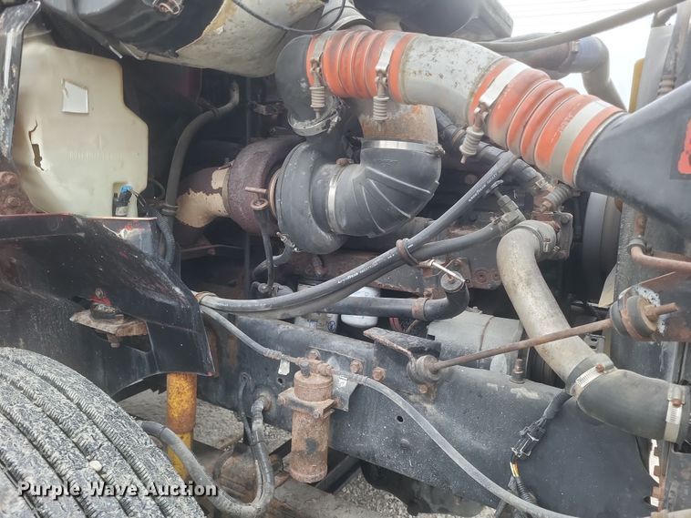 image for item DQ3868 2000 International 9100i fertilizer delivery truck