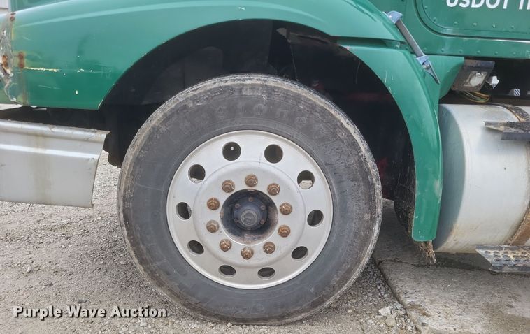 image for item DQ3868 2000 International 9100i fertilizer delivery truck