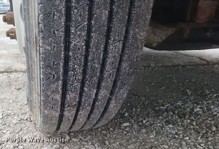 image for item DQ3868 2000 International 9100i fertilizer delivery truck