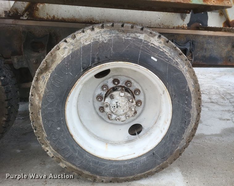 image for item DQ3868 2000 International 9100i fertilizer delivery truck