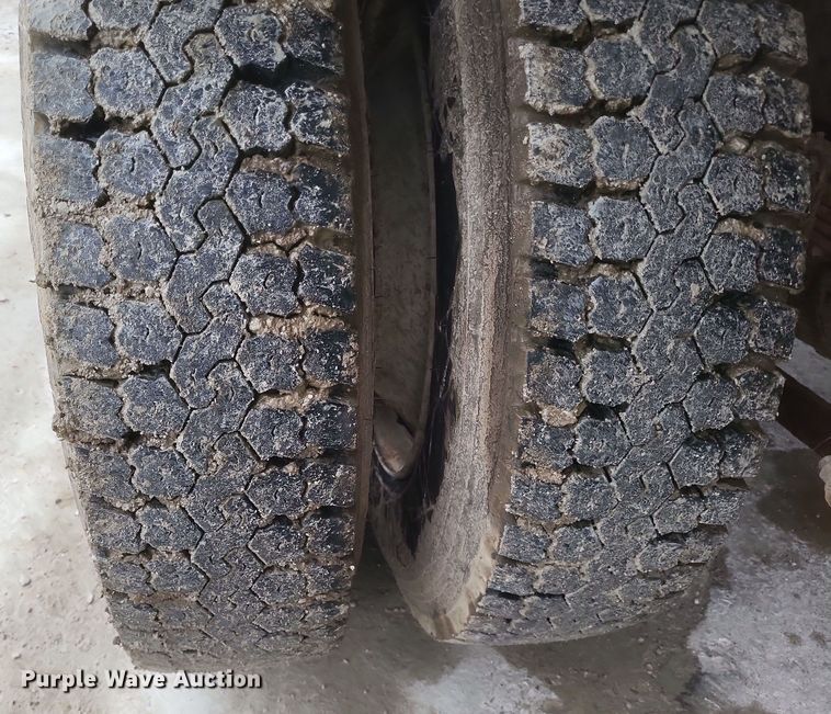 image for item DQ3868 2000 International 9100i fertilizer delivery truck