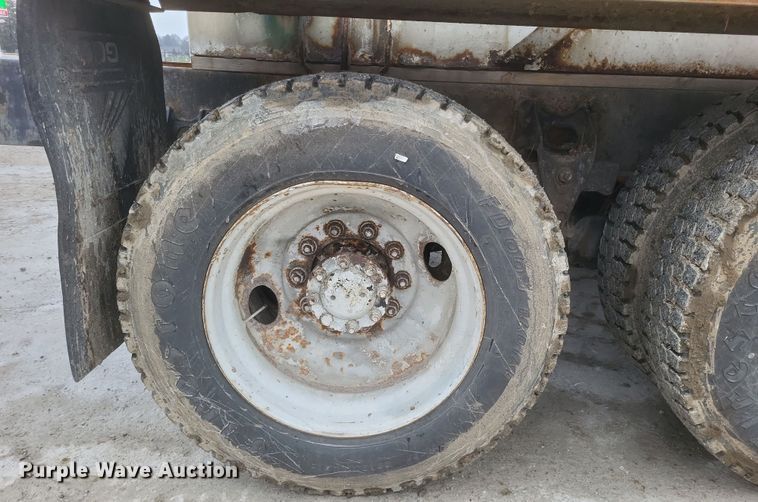 image for item DQ3868 2000 International 9100i fertilizer delivery truck