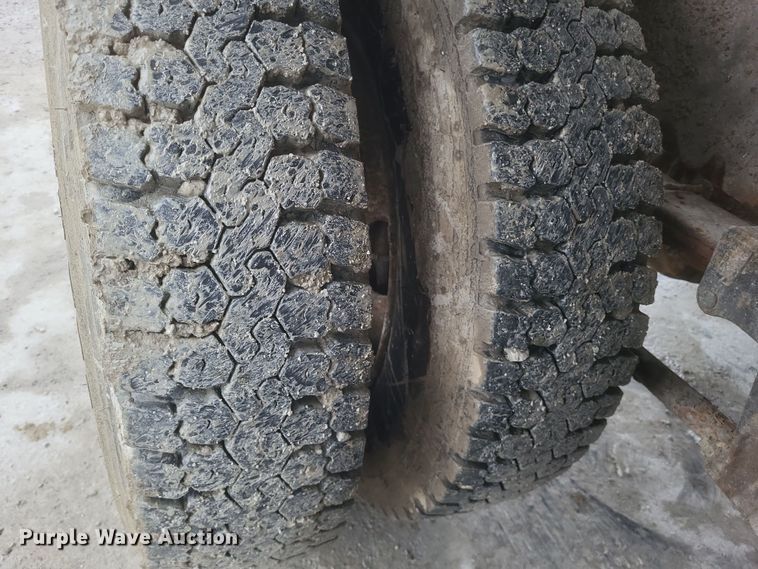 image for item DQ3868 2000 International 9100i fertilizer delivery truck