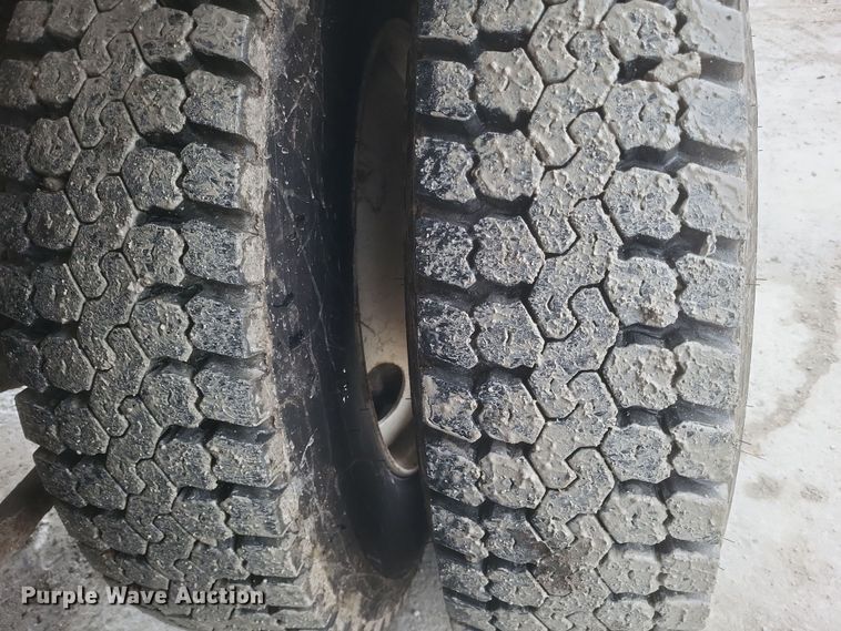 image for item DQ3868 2000 International 9100i fertilizer delivery truck