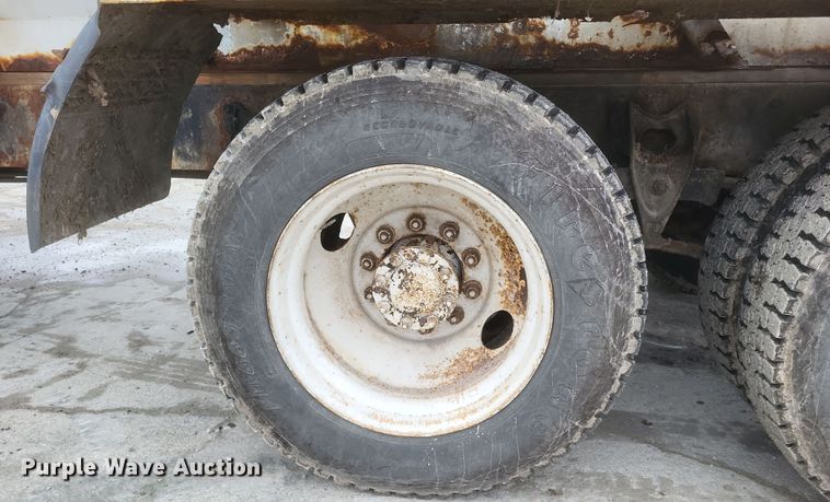 image for item DQ3868 2000 International 9100i fertilizer delivery truck