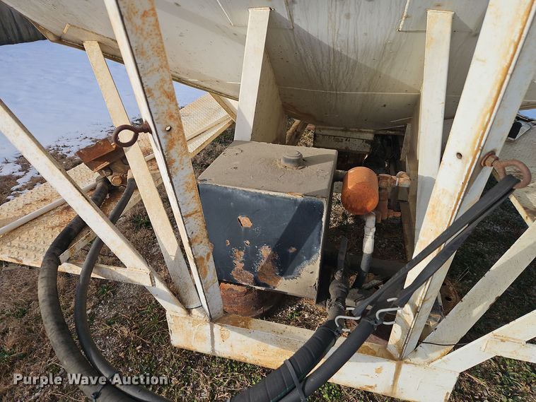 image for item DT7595 Willmar Load Runner 16 seed tender bed