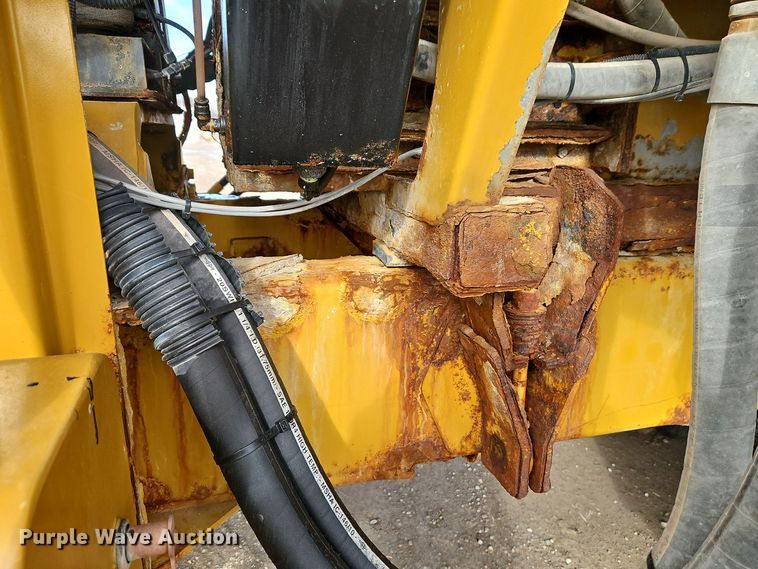 image for item DT7600 2003 Terra Gator 8103 spreader