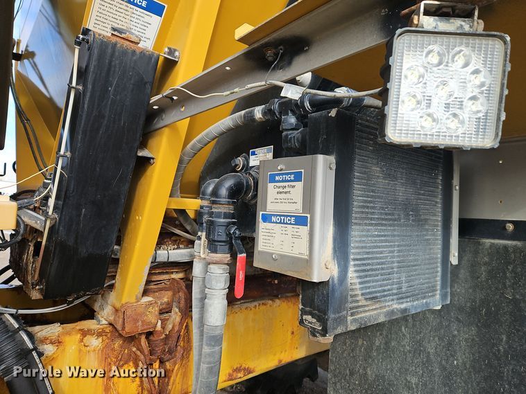 image for item DT7600 2003 Terra Gator 8103 spreader