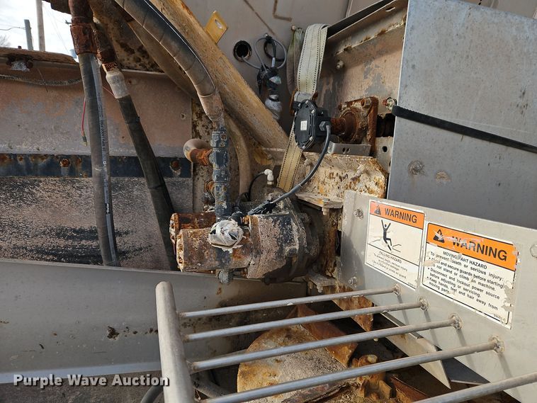 image for item DT7600 2003 Terra Gator 8103 spreader