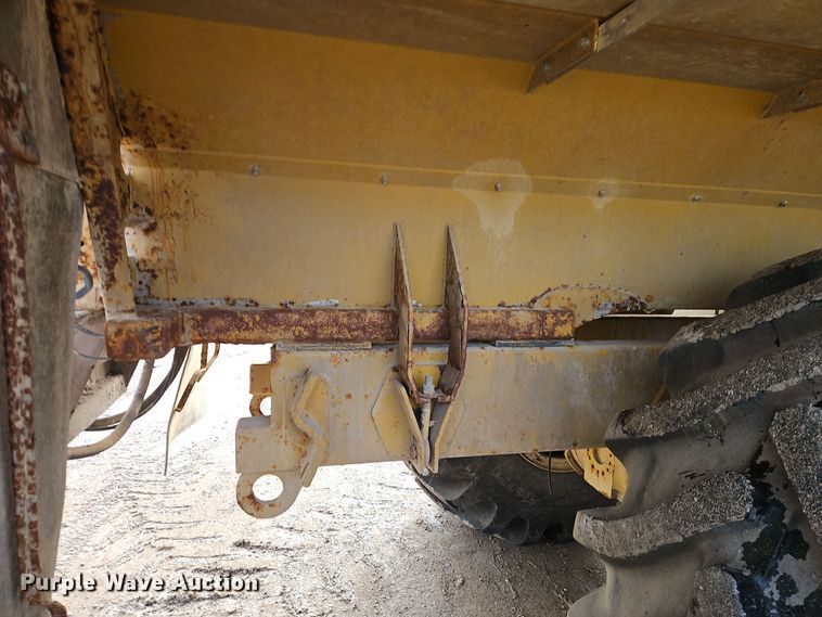 image for item DT7600 2003 Terra Gator 8103 spreader