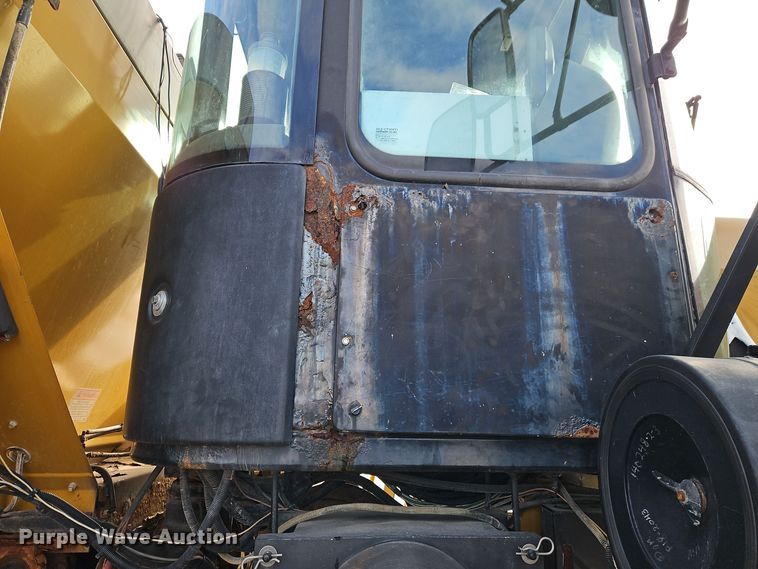 image for item DT7600 2003 Terra Gator 8103 spreader