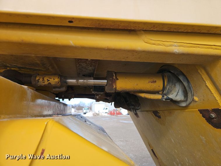 image for item DT7600 2003 Terra Gator 8103 spreader